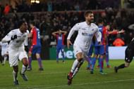 SWANSEA, WALES - NOVEMBER 26:  Fernando Llorente of Swansea City celebrates scoring his team's fifth goal during the Premier League match between Swansea City and Crystal Palace at Liberty Stadium on November 26, 2016 in Swansea, Wales.  (Photo by Christopher Lee/Getty Images)